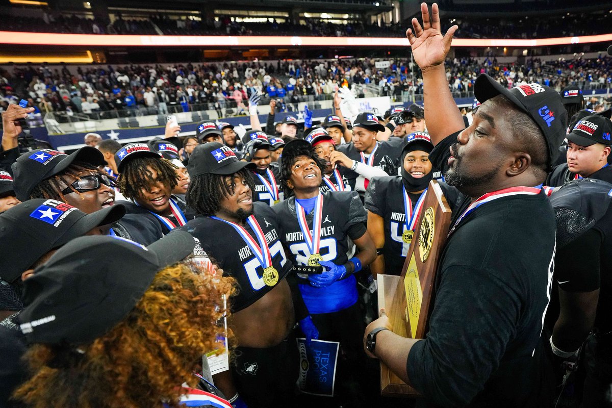 DMNGregRiddle's tweet image. Could Texas high school football players start skipping senior season because of recruiting riches?
Risk of injury is a big concern, but North Crowley coach Ray Gates doesn’t think a trend will develop.
Read: dallasnews.com/high-school-sp…
#txhsfb @SportsDayHS @SportsDayDFW @dctf