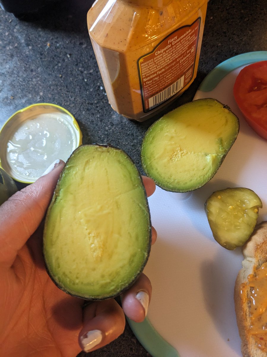 am1sayingenough's tweet image. I CUT INTO AN AVOCADO AND IT DIDN&apos;T HAVE A SEED