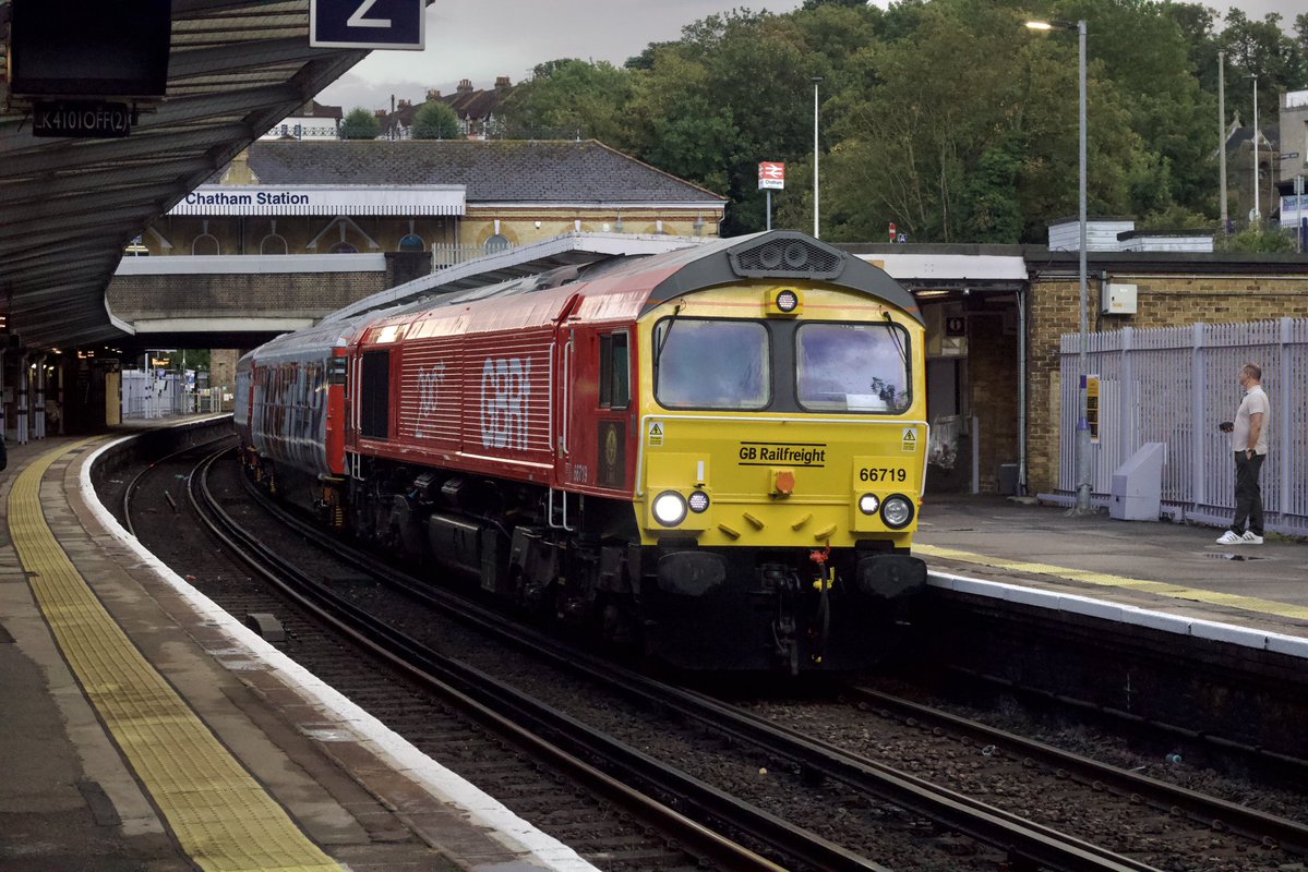 Dominic_Noades's tweet image. The @railway200 βinspirationβ train seen passing Chatham this evening in the dying light, bound for the Bluebell Railway in Sussex having completed a very successful weekend at Margate, which welcomed hundreds of visitors onboard.
(21/7/2025)