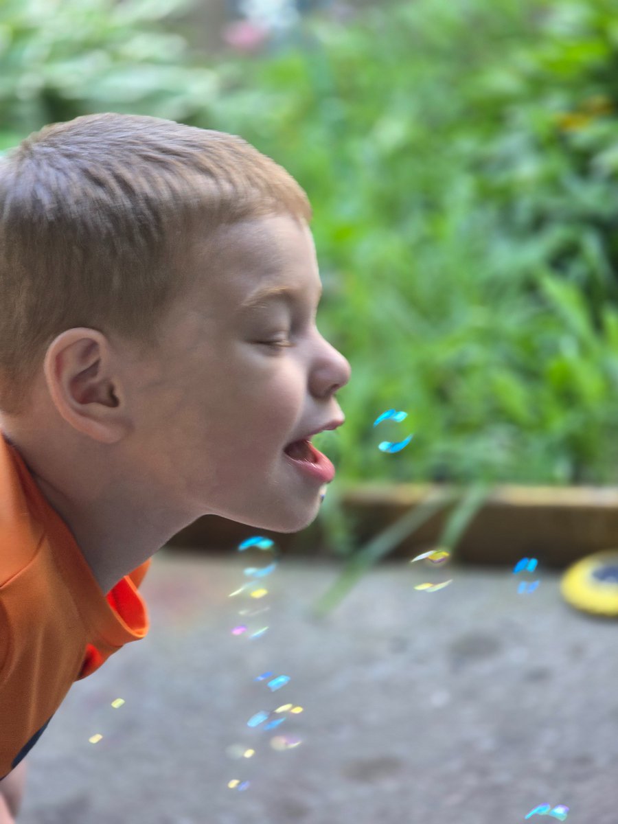 LizzyannRobins1's tweet image. Bubble fun #AutismAwareness ❤️❤️❤️❤️💙💙💙