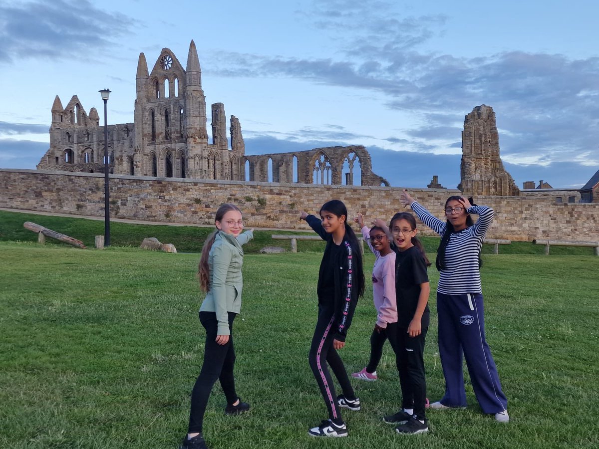MarshfieldPS's tweet image. Exploring the grounds and playing chess - perfect end to the day for our Year 6!♟️#MPSEnglish #Year6 #Whitby2025