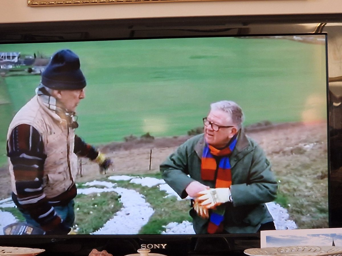 militaryhistori's tweet image. A happy overlap of two of my interests: the Antiques Road Trip visits the WW1 Badges at Fovant, near where I use to live in the Chalke Valley.