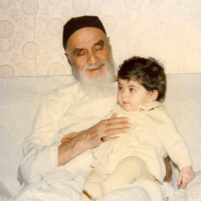 aboutsayeh's tweet image. .
ما فرزندان نسلِ سوم امام خمینی(ره) هستیم.
ما همانیم که خمینی(ره) بخاطرمان
سربالاگرفت و گفت:
سربازانم در گهوارههایند.
.