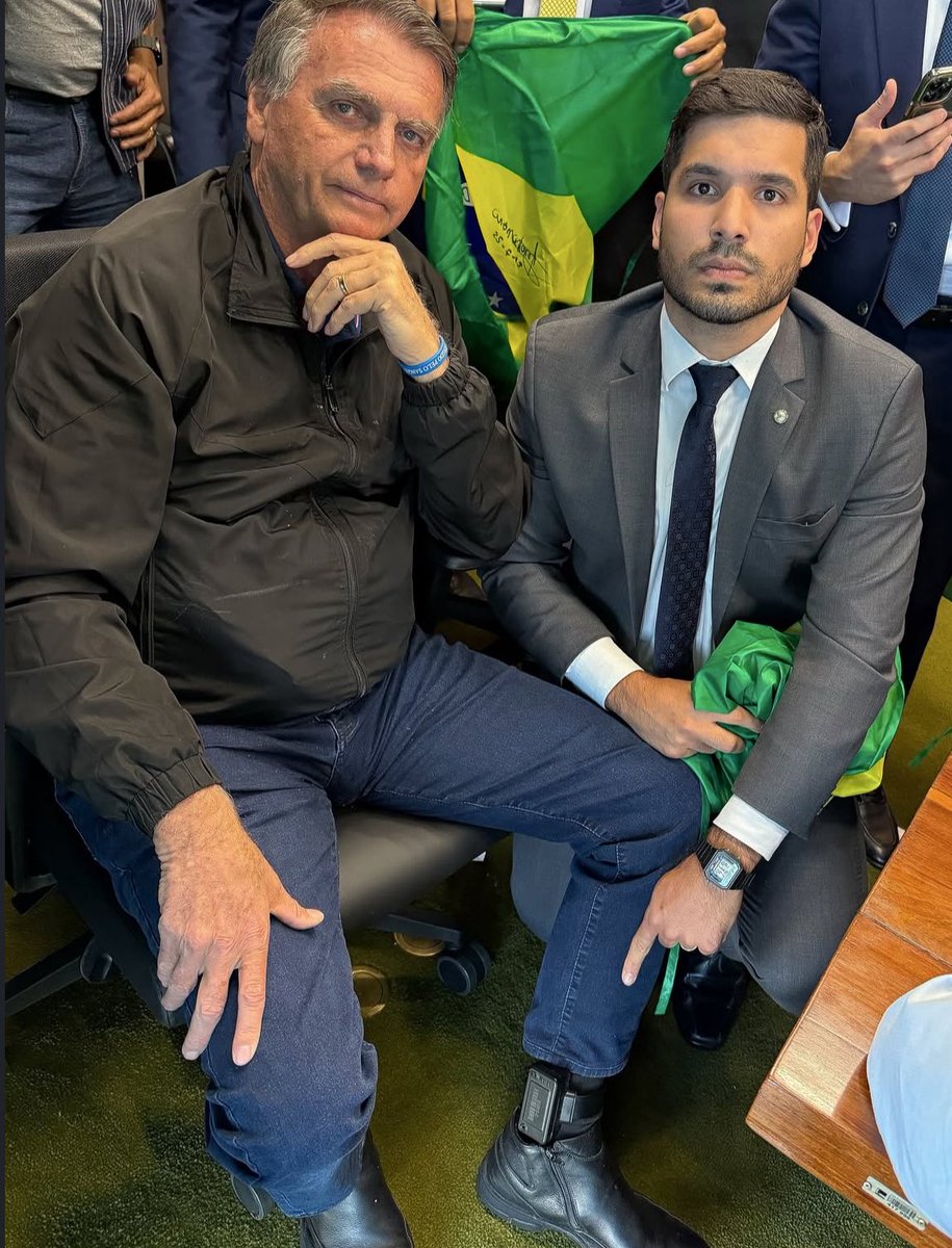 CentralDireitaB's tweet image. 🇧🇷 ATENÇÃO: André Fernandes publica foto ao lado do ex-presidente Jair Bolsonaro mostrando a tornozeleira eletrônica.