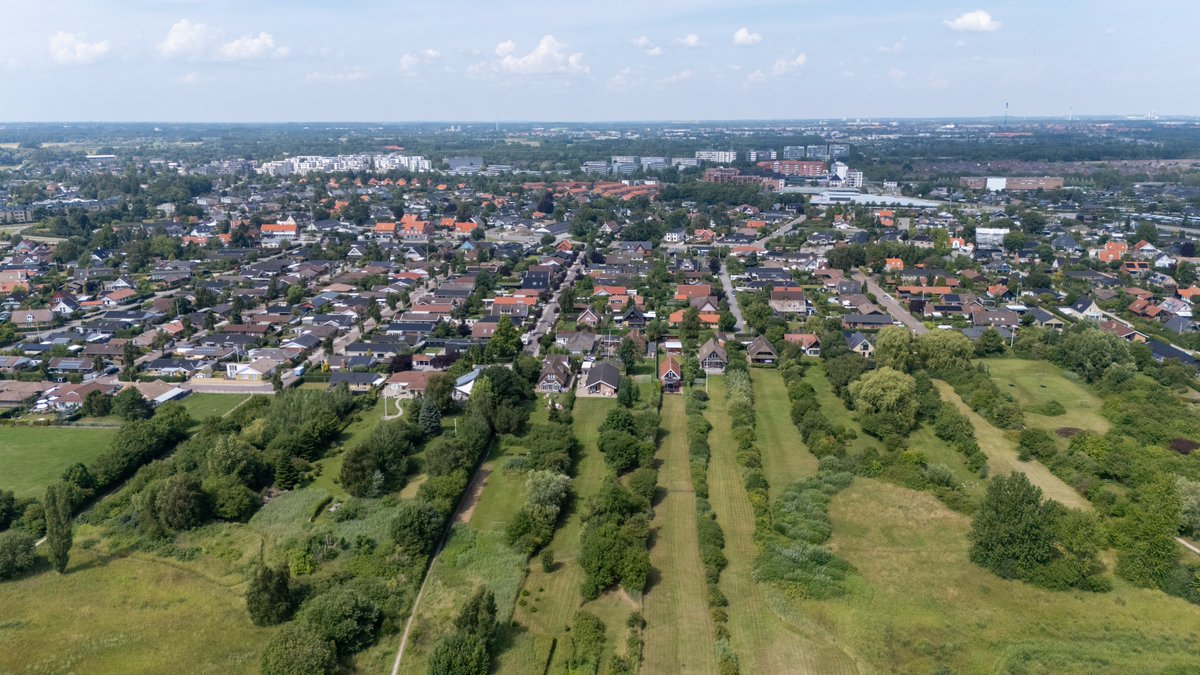 DorteHedengran's tweet photo. Where city and nature meet. The area is a lovely natural spot close to the sea 🍃
#Denmark #NaturePhotography #streetphotography #July21th #photooftheday #MondayVibes #MondayMood #DroneLady #DroneQueen #drones
🛸Dorte Hedengran https://t.co/X1l2hUHQvk
