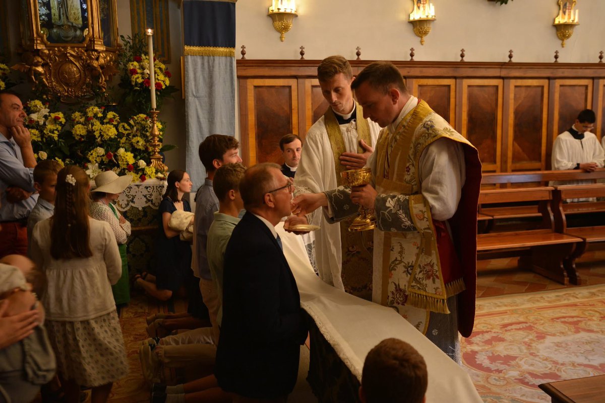 ICKSP's tweet image. First Masses of the six newly ordained priests in the chapel at the Institute's seminary in Gricigliano.
Deo gratias!