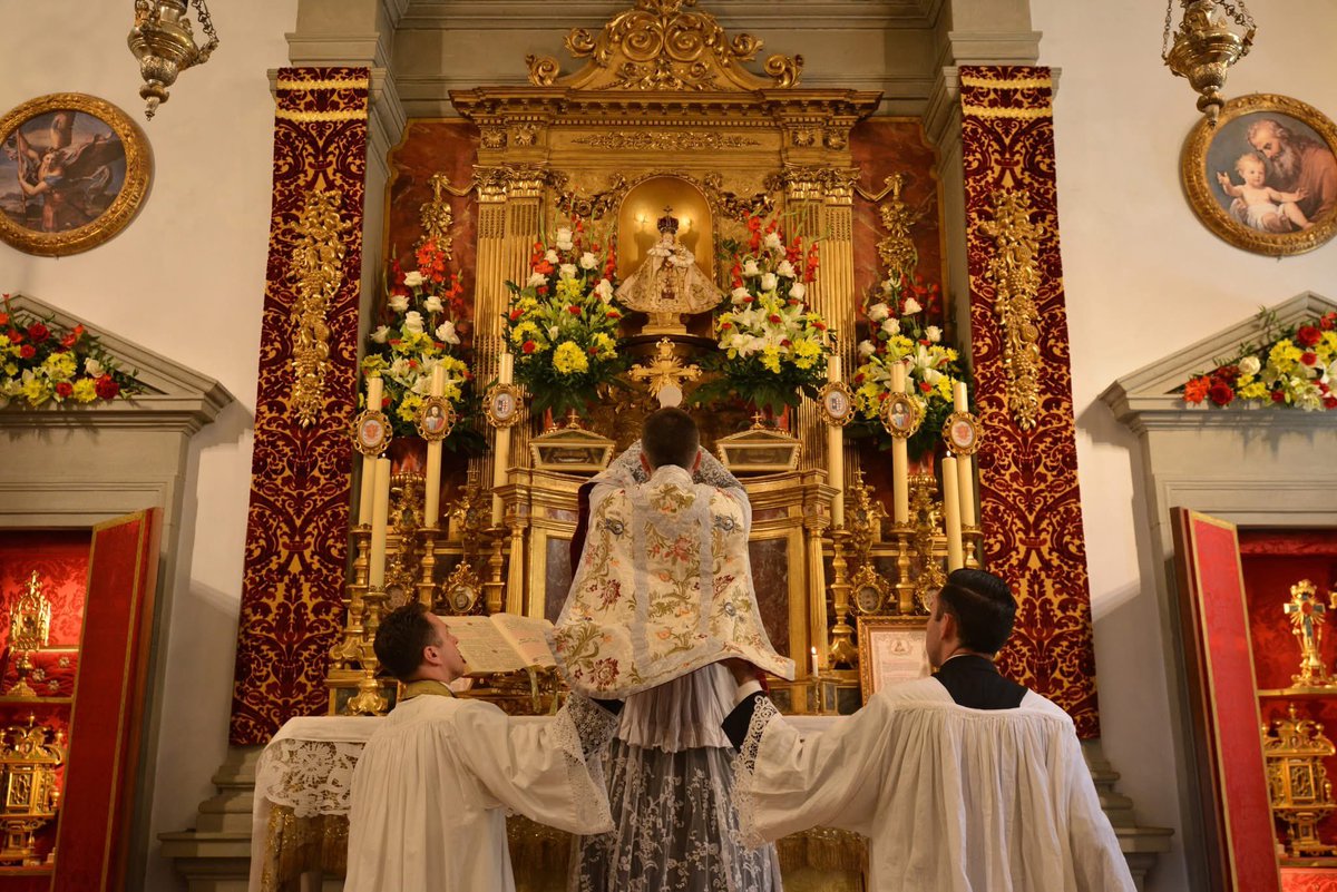 ICKSP's tweet image. First Masses of the six newly ordained priests in the chapel at the Institute's seminary in Gricigliano.
Deo gratias!