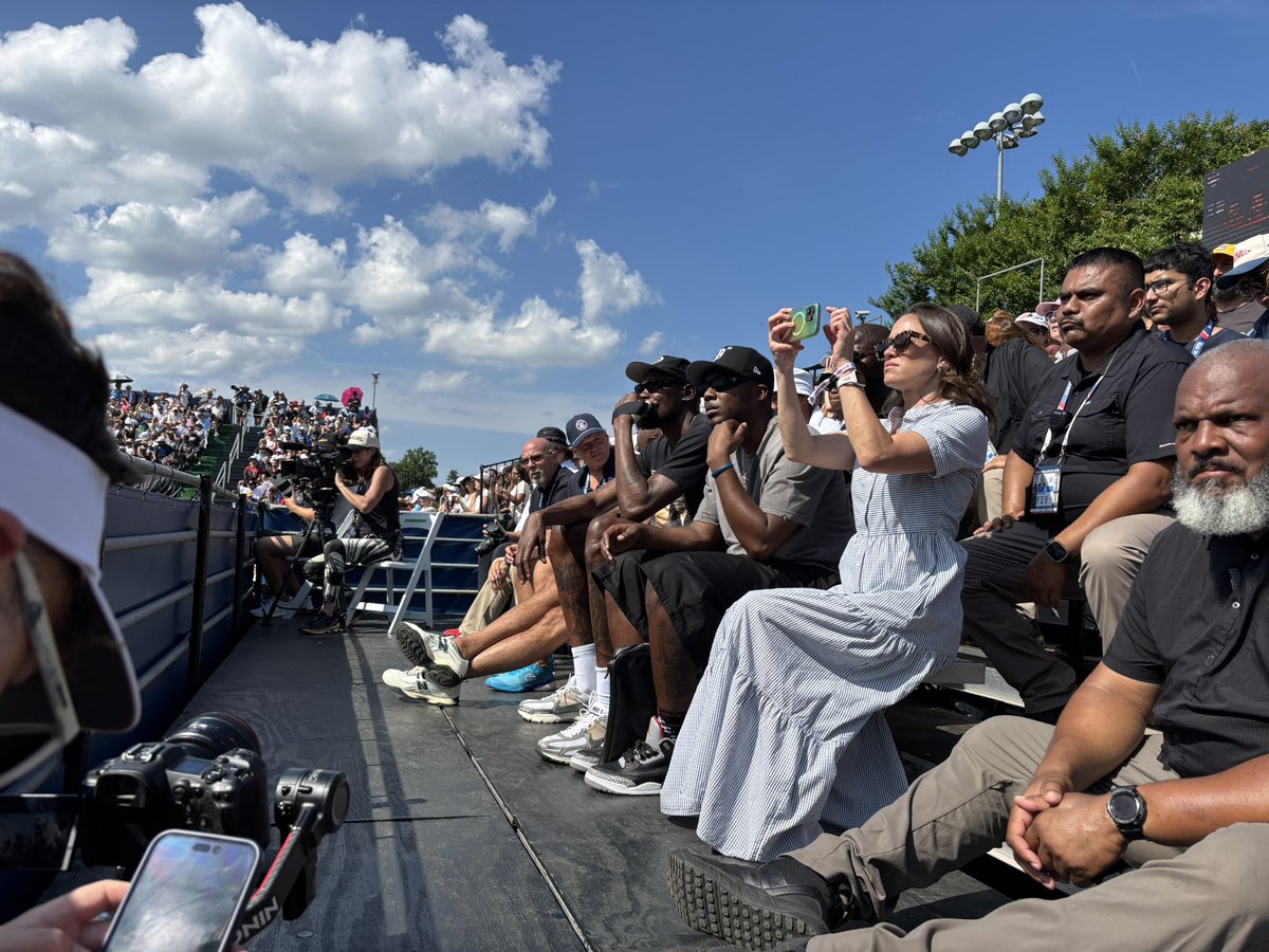 Matt_Cohen_'s tweet image. Kevin Durant is here at the Venus Williams/Haley Baptiste doubles match, sitting with tournament chair Mark Ein