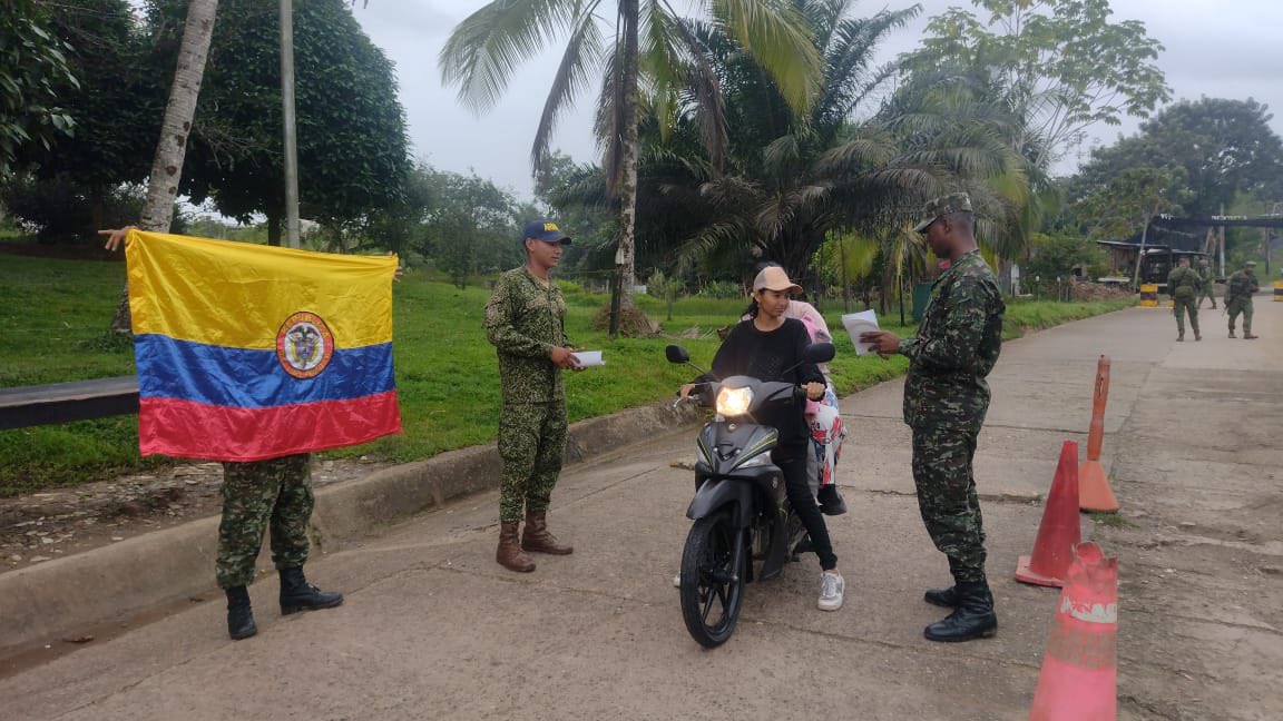 Ejercito_Div6's tweet image. Soldados del Batallón de Infantería N.º 49, orgánico de la #Brigada27, adelantan campañas contra la extorsión y el secuestro en el municipio de Puerto Leguízamo, departamento del @GobPutumayo.
📞 Durante la jornada, se dio a conocer la #Línea147 del @GaulaMilitares, herramienta…