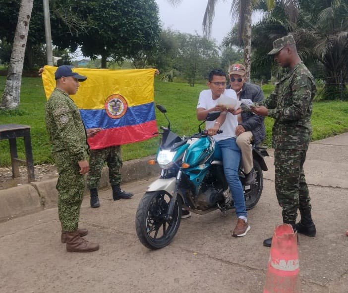 Ejercito_Div6's tweet image. Soldados del Batallón de Infantería N.º 49, orgánico de la #Brigada27, adelantan campañas contra la extorsión y el secuestro en el municipio de Puerto Leguízamo, departamento del @GobPutumayo.
📞 Durante la jornada, se dio a conocer la #Línea147 del @GaulaMilitares, herramienta…