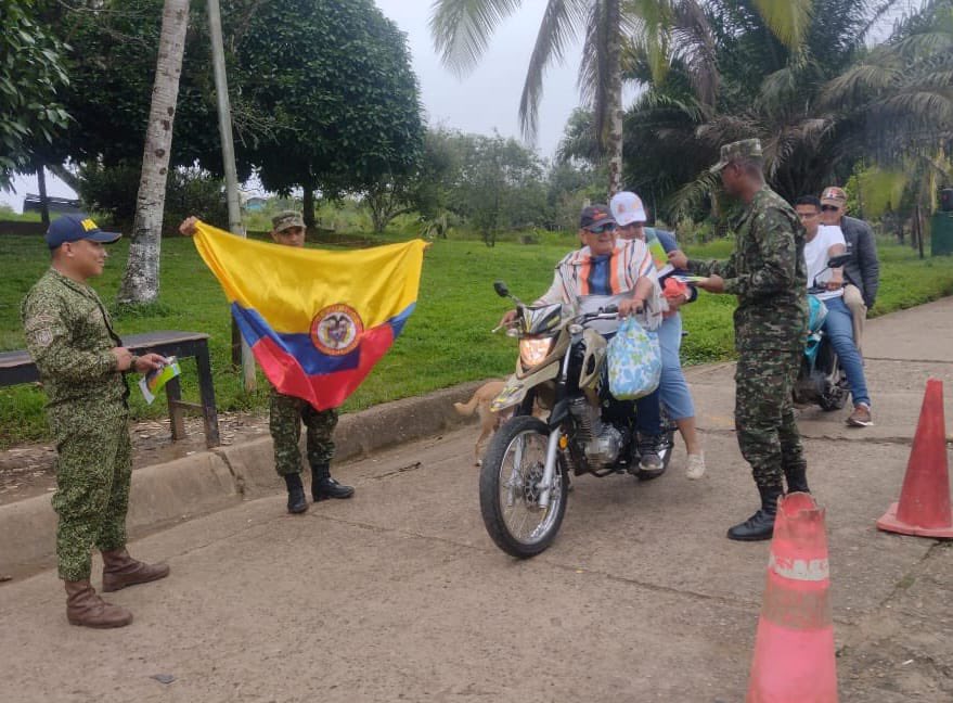 Ejercito_Div6's tweet image. Soldados del Batallón de Infantería N.º 49, orgánico de la #Brigada27, adelantan campañas contra la extorsión y el secuestro en el municipio de Puerto Leguízamo, departamento del @GobPutumayo.
📞 Durante la jornada, se dio a conocer la #Línea147 del @GaulaMilitares, herramienta…