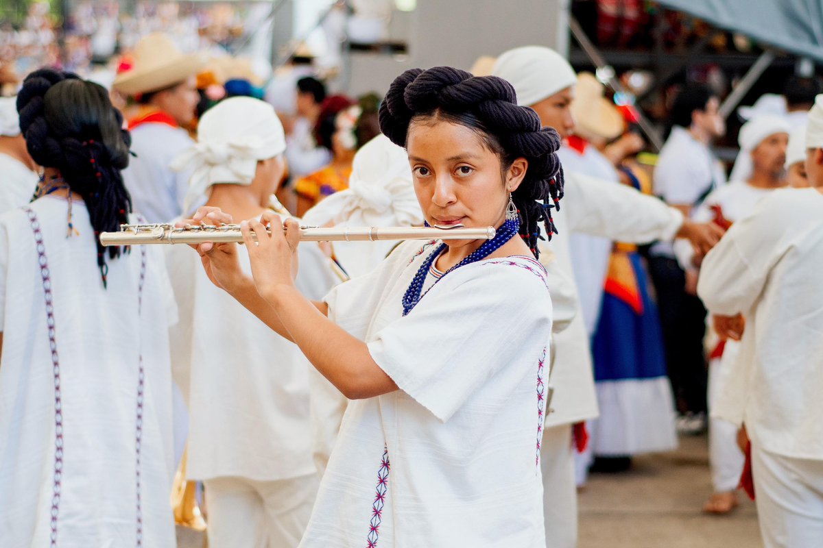 Gaby García (@gabygarciaoax) on Twitter photo “¡Oh, tierra del sol… suspiro por verte!”
Reunidos en la rotonda de la azucena, cantamos, bailamos y nos llenamos de orgullo y tradición con la #Guelaguetza2025.
¡Viva Oaxaca, vivan las 8 regiones de nuestro Estado!
#Oaxaca
<a href="/raychagoya/">Ray Chagoya</a> “¡Oh, tierra del sol… suspiro por verte!”
Reunidos en la rotonda de la azucena, cantamos, bailamos y nos llenamos de orgullo y tradición con la #Guelaguetza2025.
¡Viva Oaxaca, vivan las 8 regiones de nuestro Estado!
#Oaxaca
<a href="/raychagoya/">Ray Chagoya</a>