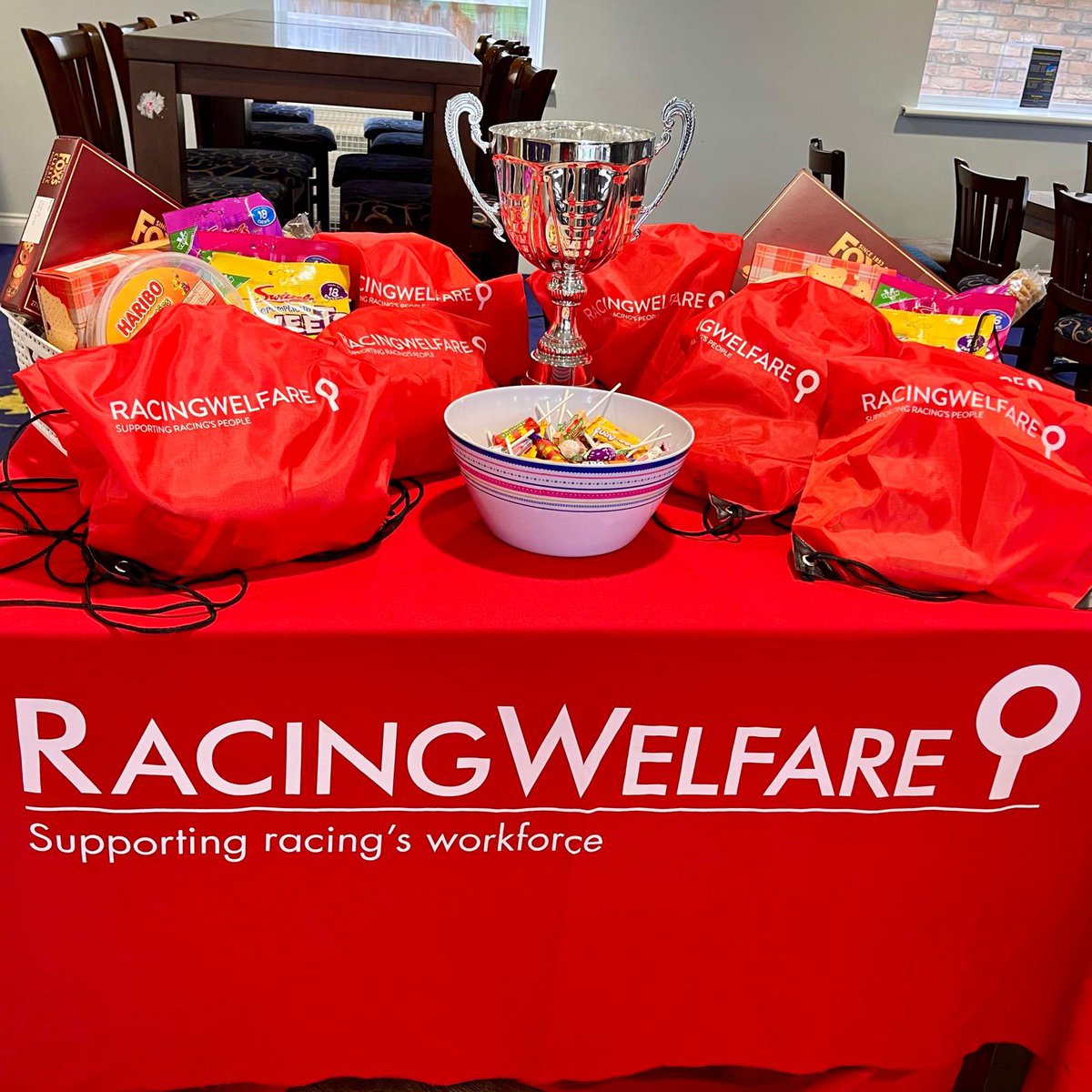 mickquinn1089's tweet image. Great to be involved presenting the trophy in the Newmarket stable lads @Racingwelfare 5-a side footy tournament
Well done Team @godolphin 🏆