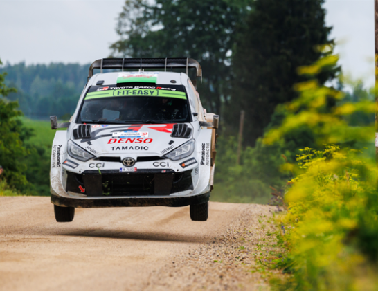 🎉 ¡ <a href="/TGR_WEC/">TOYOTA GAZOO Racing WEC</a>  alcanza su victoria número 💯 en el WRC!
Y lo hace de la mano de Oliver Solberg, quien debutó con el GR Yaris Rally1 ganando el Rally de Estonia en un fin de semana inolvidable. 🏆