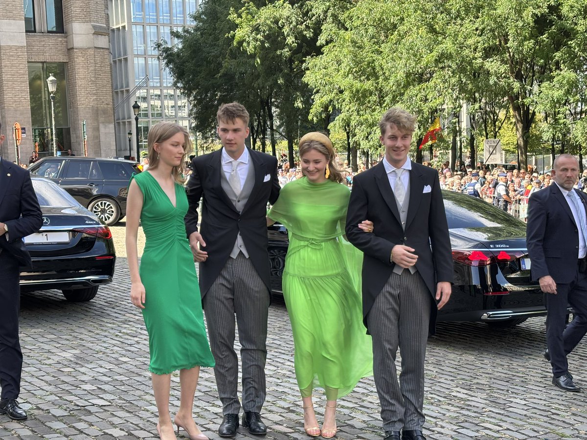 GeertJanssens68's tweet image. Wat een stijlvolle en warme start van onze Nationale Feestdag!
Tijdens het plechtige Te Deum in Brussel werd duidelijk dat traditie en toekomst hand in hand gaan. 👑⛪️
Koning Filip in uniform, Koningin Mathilde in een dieprode jurk vol grandeur en de koningskinderen in perfect…