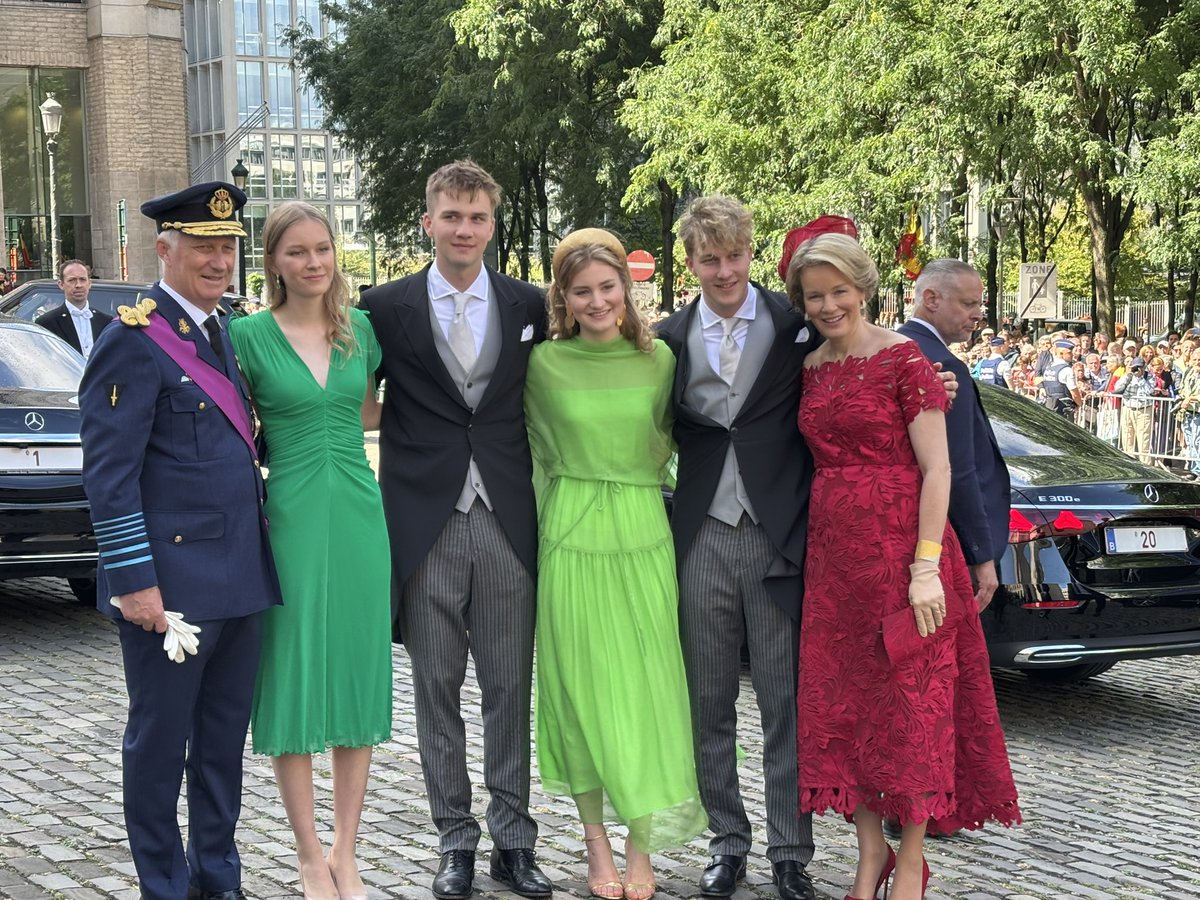 GeertJanssens68's tweet image. Wat een stijlvolle en warme start van onze Nationale Feestdag!
Tijdens het plechtige Te Deum in Brussel werd duidelijk dat traditie en toekomst hand in hand gaan. 👑⛪️
Koning Filip in uniform, Koningin Mathilde in een dieprode jurk vol grandeur en de koningskinderen in perfect…