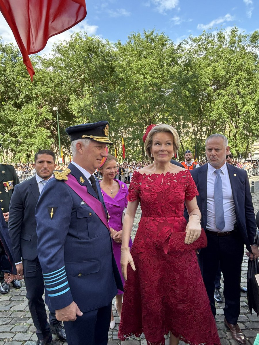 GeertJanssens68's tweet image. Wat een stijlvolle en warme start van onze Nationale Feestdag!
Tijdens het plechtige Te Deum in Brussel werd duidelijk dat traditie en toekomst hand in hand gaan. 👑⛪️
Koning Filip in uniform, Koningin Mathilde in een dieprode jurk vol grandeur en de koningskinderen in perfect…