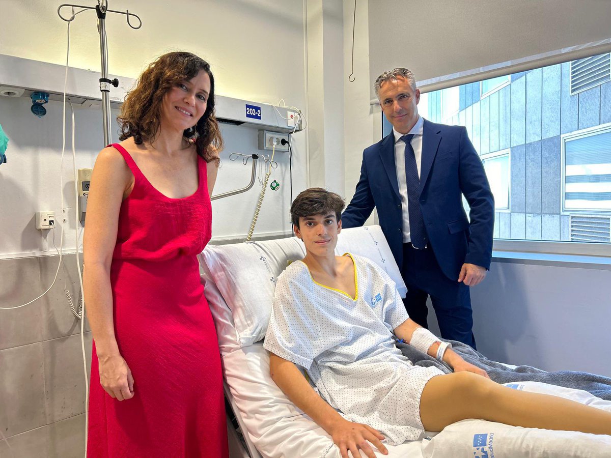 IdiazAyuso's tweet image. Enhorabuena a “Música en vena” por la maravillosa actividad que realiza tocando para pacientes en la UCI de los hospitales.
Una alegría encontrármelos en la puerta de La Paz, equipo sanitario al que agradezco su enorme esfuerzo, especialmente en estas fechas.