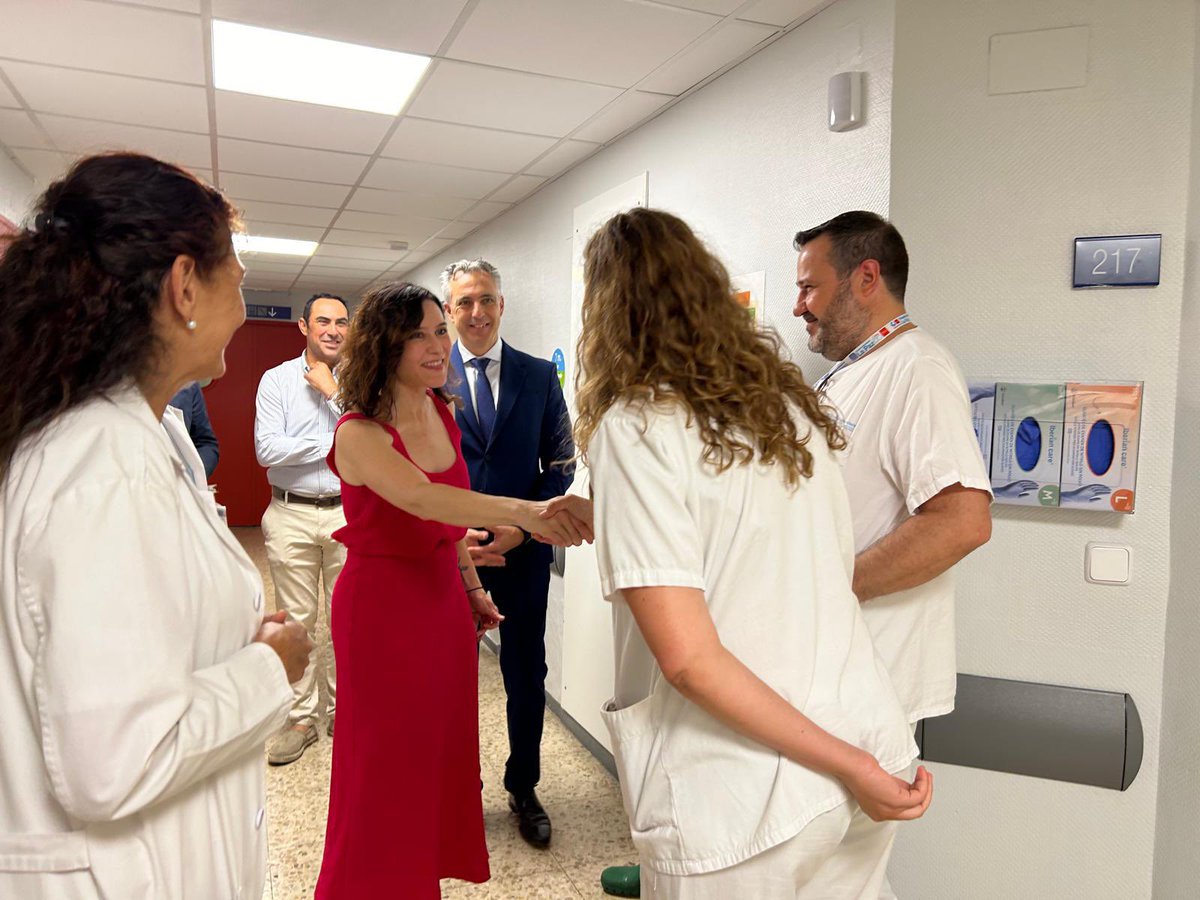 IdiazAyuso's tweet image. Enhorabuena a “Música en vena” por la maravillosa actividad que realiza tocando para pacientes en la UCI de los hospitales.
Una alegría encontrármelos en la puerta de La Paz, equipo sanitario al que agradezco su enorme esfuerzo, especialmente en estas fechas.