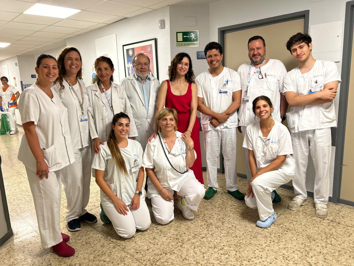 IdiazAyuso's tweet image. Enhorabuena a “Música en vena” por la maravillosa actividad que realiza tocando para pacientes en la UCI de los hospitales.
Una alegría encontrármelos en la puerta de La Paz, equipo sanitario al que agradezco su enorme esfuerzo, especialmente en estas fechas.