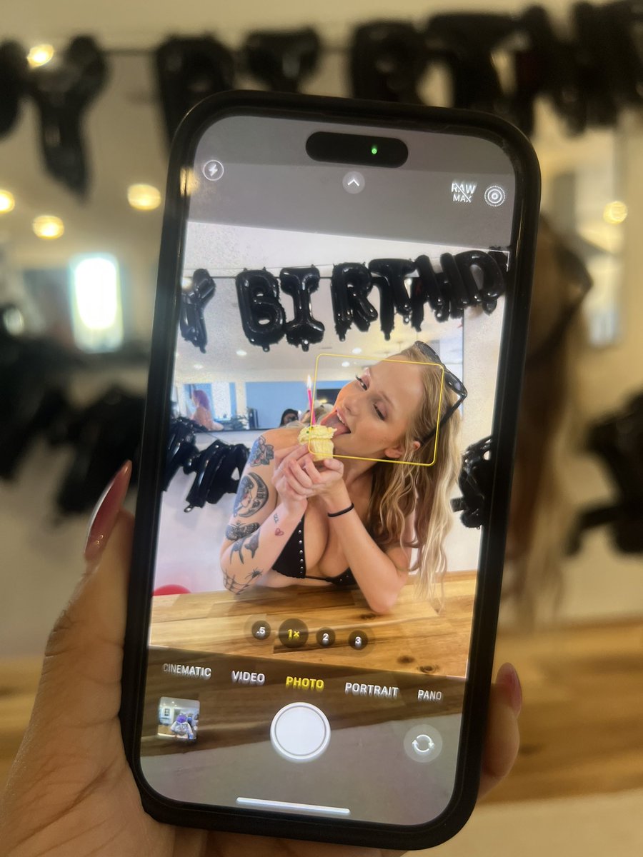 emma_____weaver's tweet image. me when its my bday