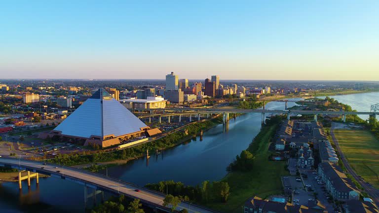 cityaestheticss's tweet image. Memphis should be a powerhouse American city rivaling Atlanta, Dallas and possibly Chicago.
It sits on the Mississippi River, was once a logistics and cultural giant and had a historic head start in trade and rail.
Now? Barely a blip in the national conversation.