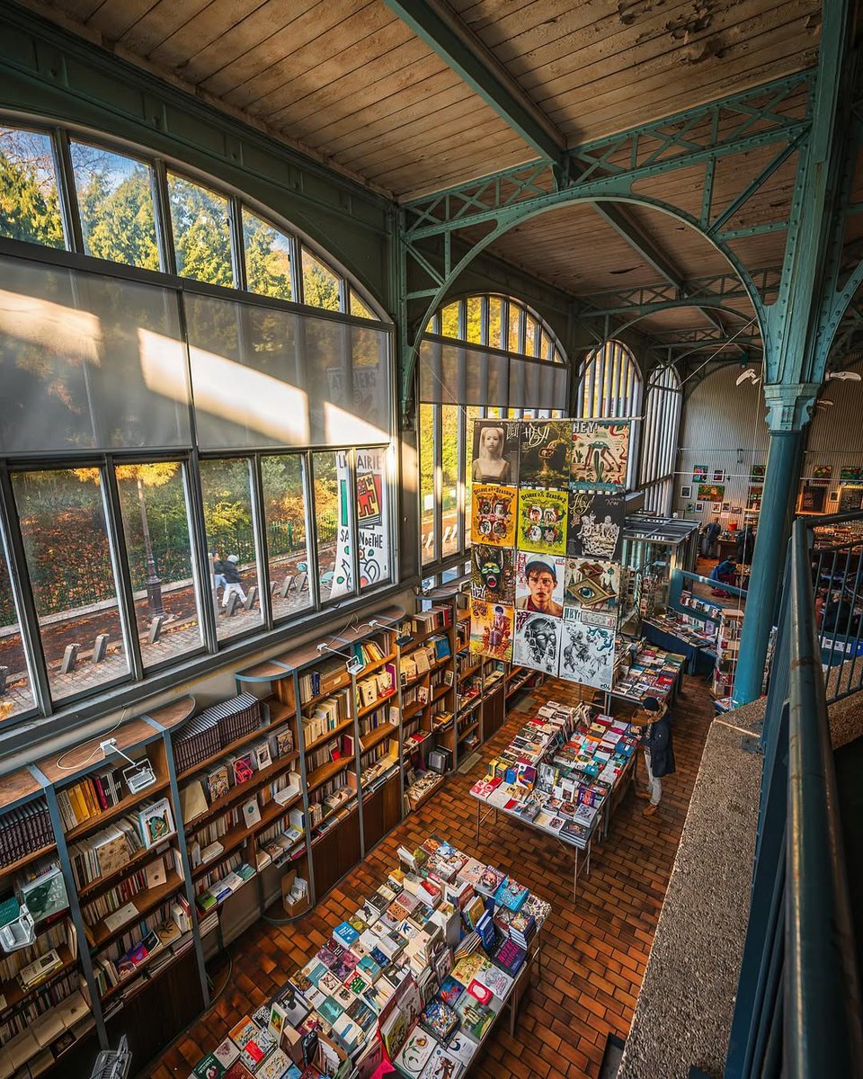 Parisianaes1's tweet image. The interior of La Halle Saint Pierre, a unique bookstore in Paris.
That's the perfect spot for book lovers 📚