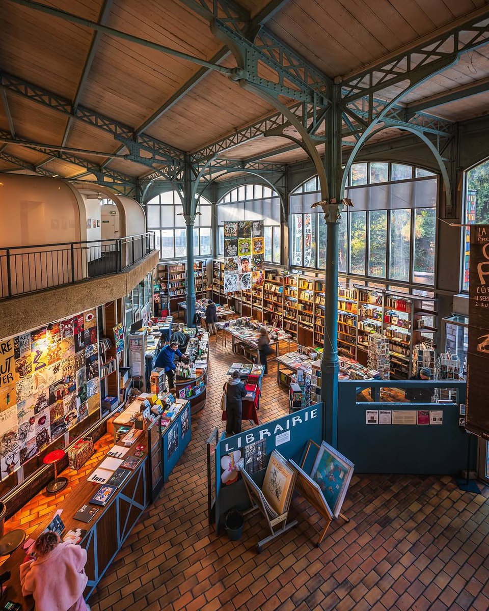 Parisianaes1's tweet image. The interior of La Halle Saint Pierre, a unique bookstore in Paris.
That's the perfect spot for book lovers 📚
