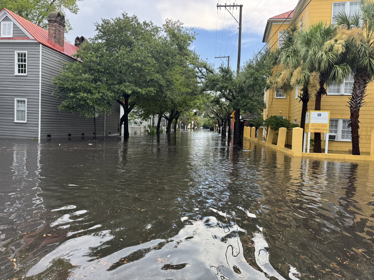 EDeeseSC1's tweet image. Major flooding going on in Downtown Charleston SC. Some shots from Wentworth and Coming and Vanderhorst and Ogier #scwx #chswx @NWSCharlestonSC @spann @liamswx