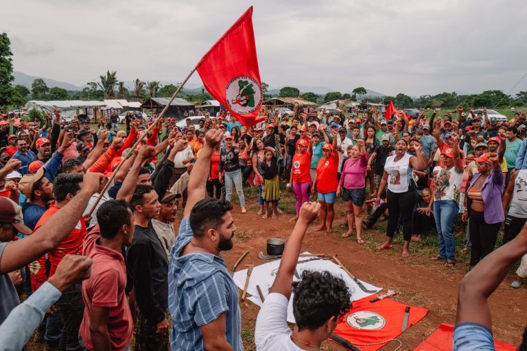 Brasil. MST publica Carta a la sociedad brasileña en defensa de la Reforma Agraria Popular y la Soberanía Nacional. Exige compromiso efectivo del Gobierno de Lula con políticas estructurales para el campo. 2y2.co/LmuVUj