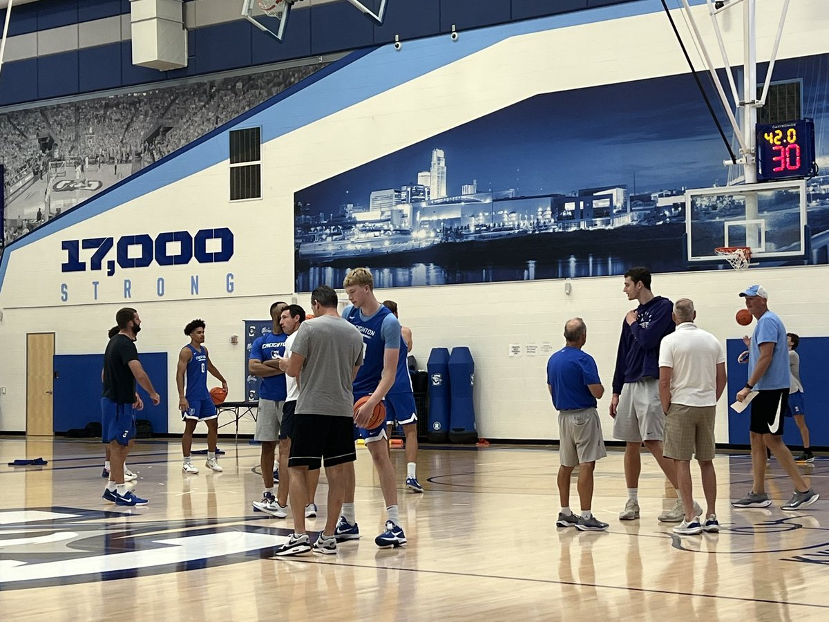 mjdemarinis's tweet image. Fresh off a Vegas Summer League championship run with the Hornets, 4-time Big East Defensive Player of the Year Ryan Kalkbrenner was back in the McDermott Center catching up with his former Creighton teammates and coaches before practice today.