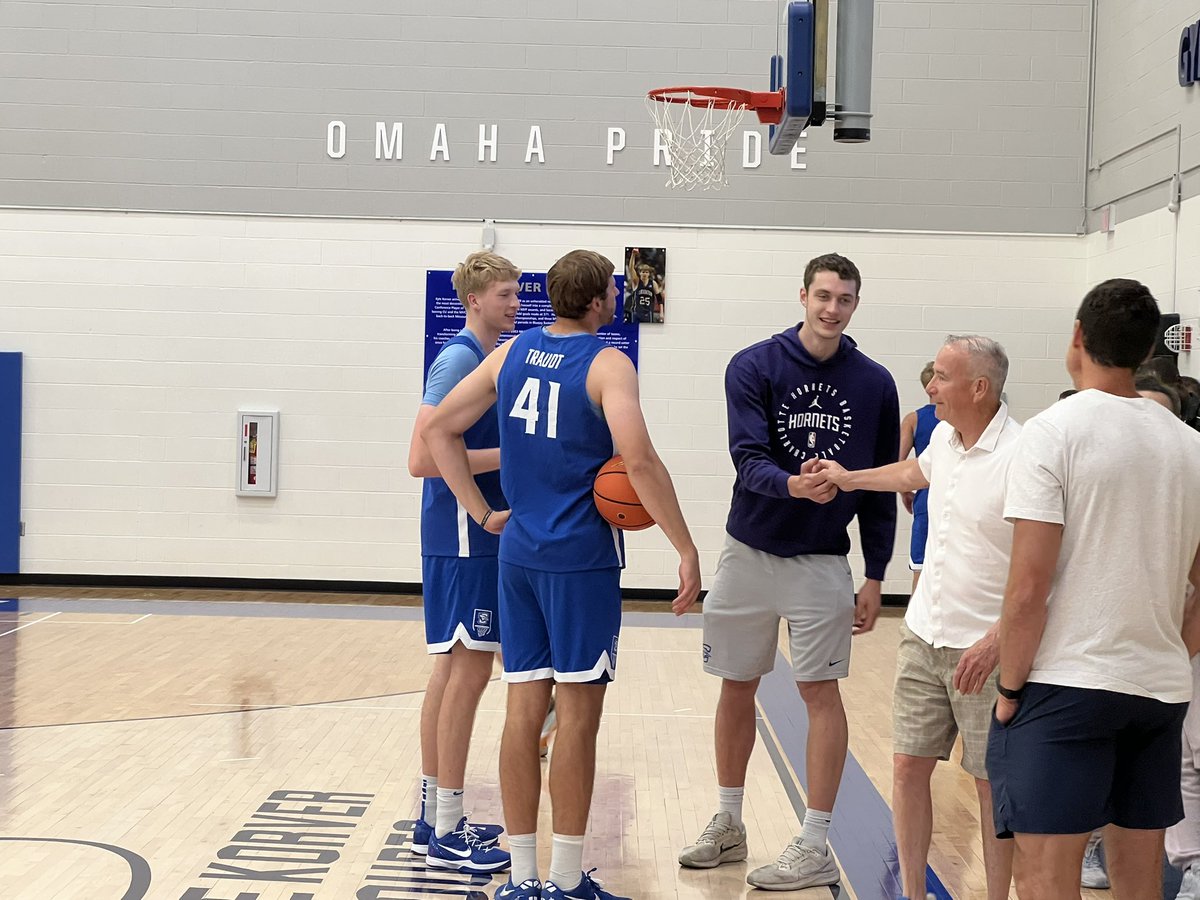 mjdemarinis's tweet image. Fresh off a Vegas Summer League championship run with the Hornets, 4-time Big East Defensive Player of the Year Ryan Kalkbrenner was back in the McDermott Center catching up with his former Creighton teammates and coaches before practice today.