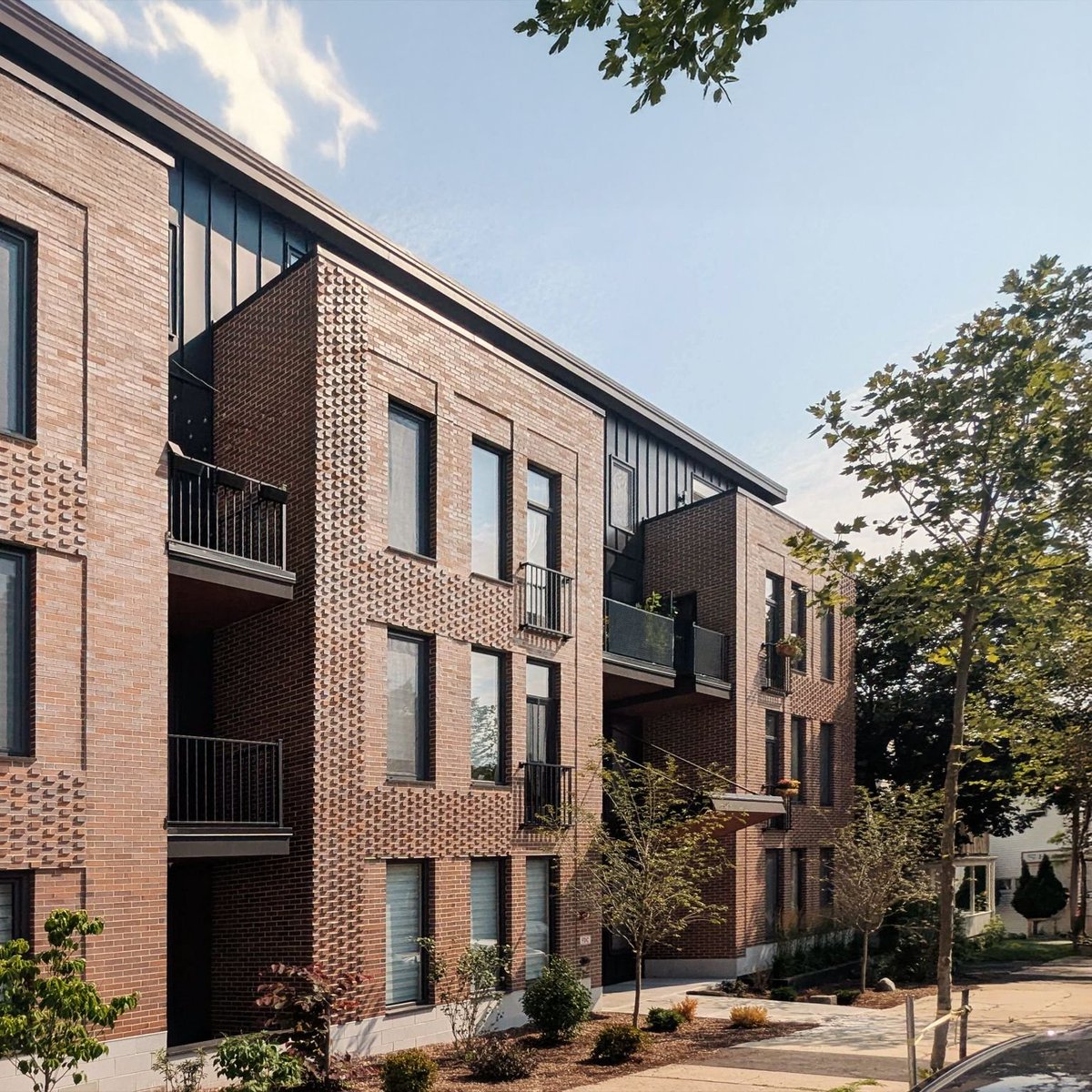 berkie1's tweet image. 61 Belgrade Avenue in Boston's Roslindale neighborhood replaced a former funeral home with 31-units of rental housing just steps from the nearby Roslindale Village shops, restaurants and Commuter Rail Station.
📍Boston
📐 Zephyr Architects