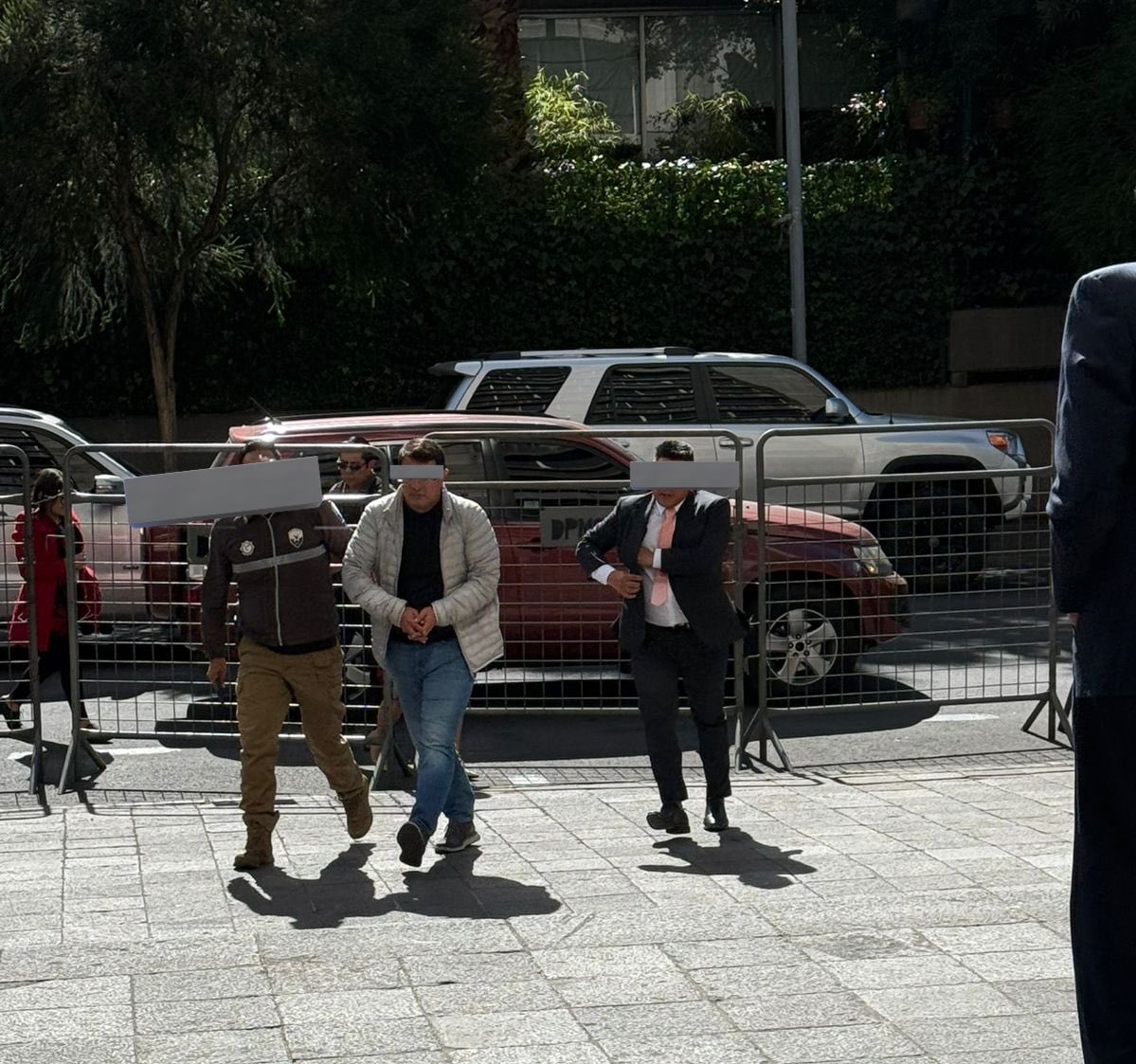 John Reimberg (@johnreimberg) on Twitter photo #ATENCIÓN
El Bloque de Seguridad, gracias al trabajo coordinado y de investigación de <a href="/PoliciaEcuador/">Policía Ecuador</a> y de FGE, Santiago Díaz Asque, quien se encontraba prófugo por presunto delito de violación, se encuentra bajo resguardo de las fuerzas del orden. #ATENCIÓN
El Bloque de Seguridad, gracias al trabajo coordinado y de investigación de <a href="/PoliciaEcuador/">Policía Ecuador</a> y de FGE, Santiago Díaz Asque, quien se encontraba prófugo por presunto delito de violación, se encuentra bajo resguardo de las fuerzas del orden.