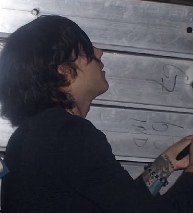 essexdawgz's tweet image. his nose is so perfect and his eyes are so bright and his hair looks so soft and his tattoos look so good