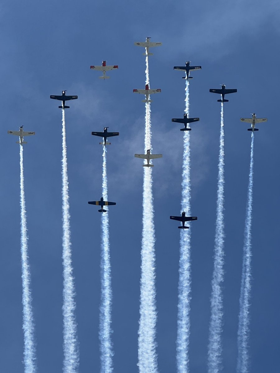 jumpjim's tweet image. Not often you see a mass T-6 Texan flypast as impressive as this one.
Formation chemtrailing at its best..
#avgeek #avgeeks #Oshkosh2025 #OSH25