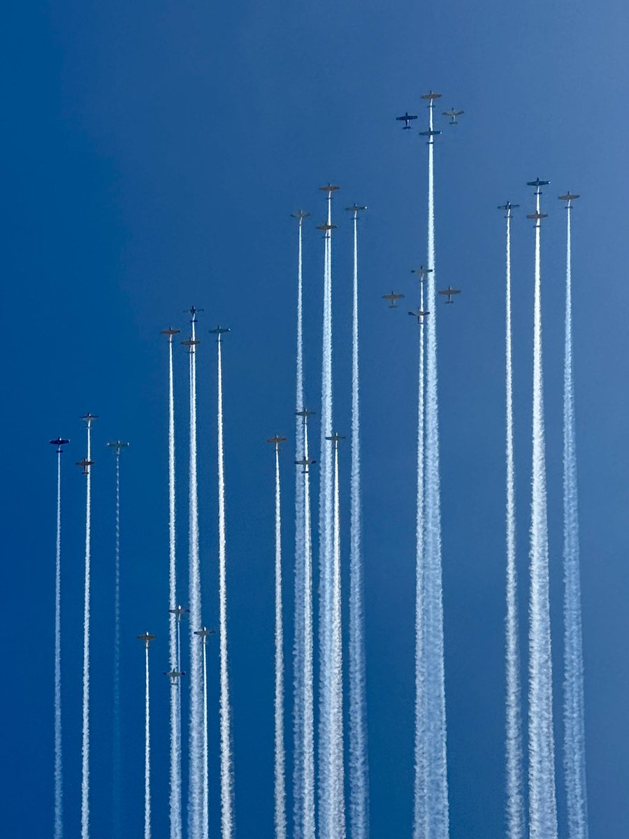jumpjim's tweet image. Not often you see a mass T-6 Texan flypast as impressive as this one.
Formation chemtrailing at its best..
#avgeek #avgeeks #Oshkosh2025 #OSH25