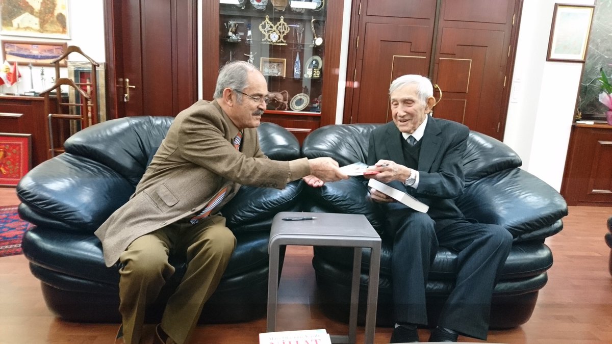 Yılmaz Büyükerşen ülkemizin en değerli/dürüst belediye  başkanlarındandır. Eskişehir gibi fazla doğal, tarihi değeri olmayan bir ili markalaştırmış, yaşamaya ve gezmeye değer bir cazibe merkezi yapmıştır. 2017 yılında babamla kitaplarını imzaladıkları bu an büyük gururumdur.