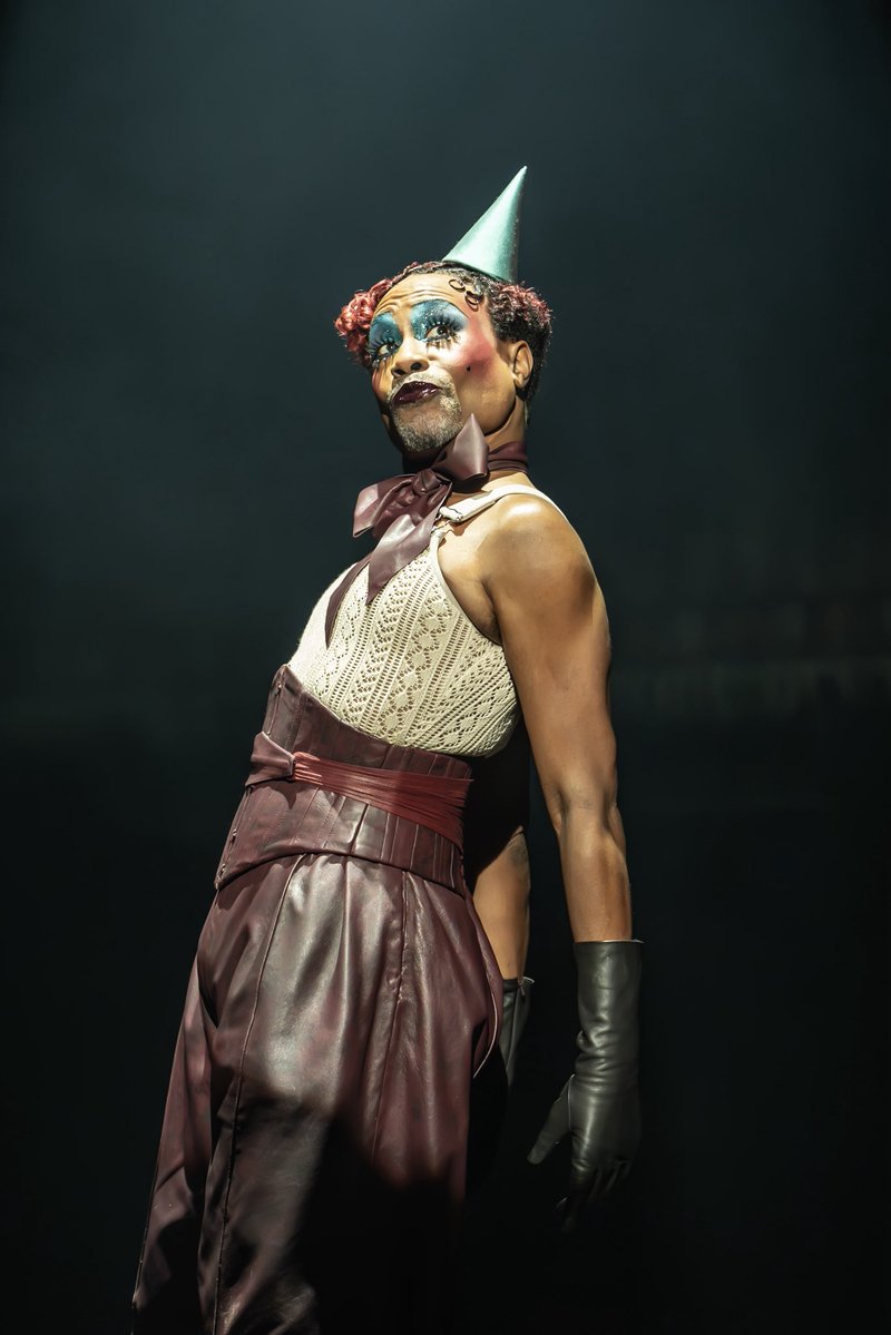 kitkatclubnyc's tweet image. Beginning tomorrow, direct from London, Emmy Award, GRAMMY Award and three-time Tony Award® winner Billy Porter is Broadway’s Emcee for 13 weeks only. Come on over. Ticket: kitkat.club
📸: Marc Brenner