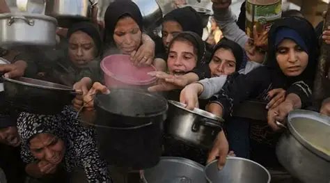 في قطاع غزة سألت طفلة والدتها: ماما الجنة فيها أكل؟

فقالت الأم: في أكل كثير وفواكه كمان

فقالت الطفلة: أنا بدى أموت علشان أوكل

سيداتي سادتي ، إنتهت القصة .. إذهبوا إلى أسرتكم وناموا

الدكتور/ فيصل خزعل

#فلسطين #غزة #غزه_تموت_جوعاً #غزة_تقتل_جوعاً #الكويت #تونس #الضفة_الغربية