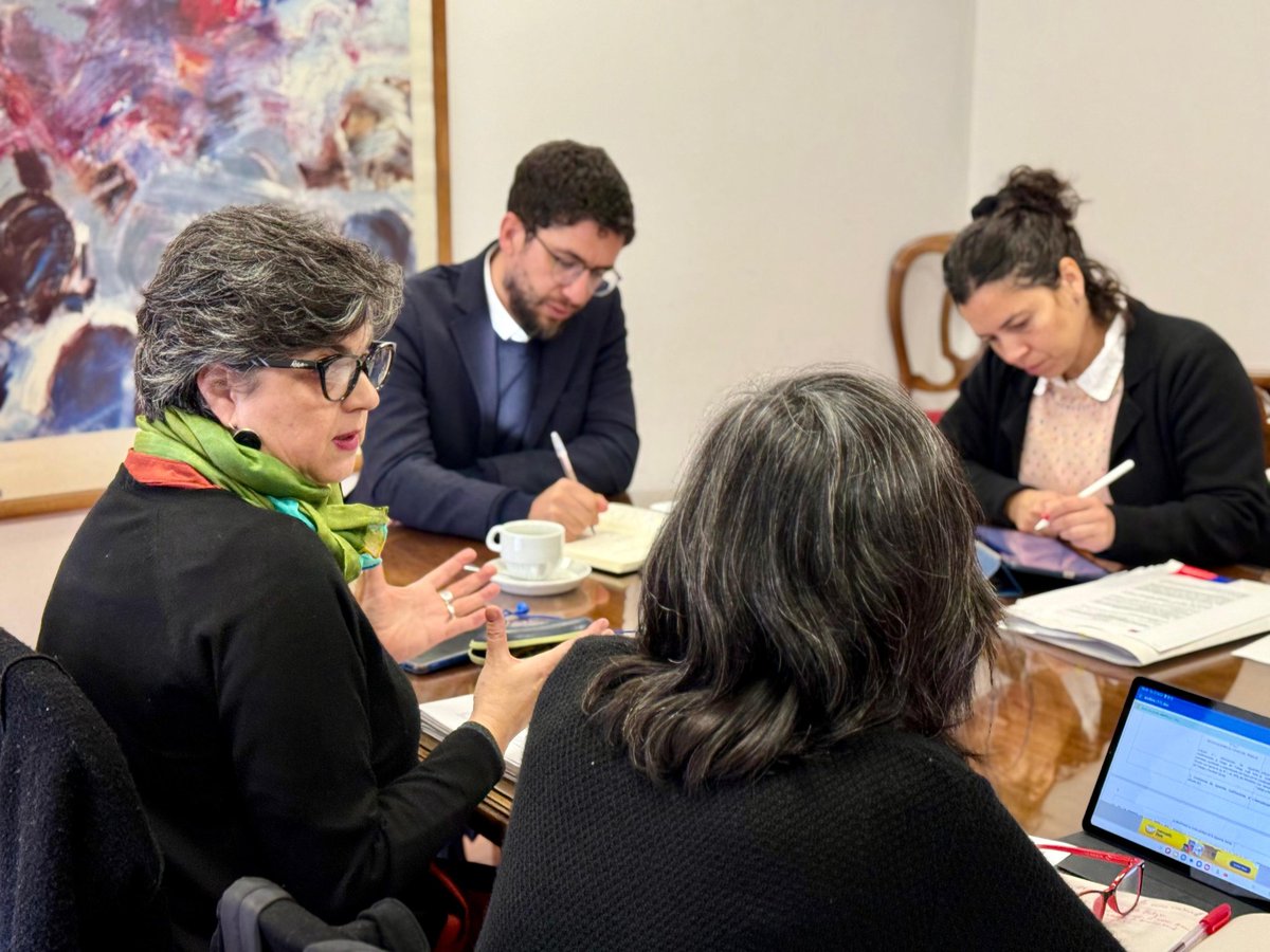 Claupascualgrau's tweet image. Hoy lunes nos reunimos con el ministro @gboccardobosoni del @MintrabChile para hablar de proyectos de ley como el de sala cuna, transmitimos inquietudes y nos respondieron importantes aspectos. Estaremos muy pendientes de la tramitación en senado.