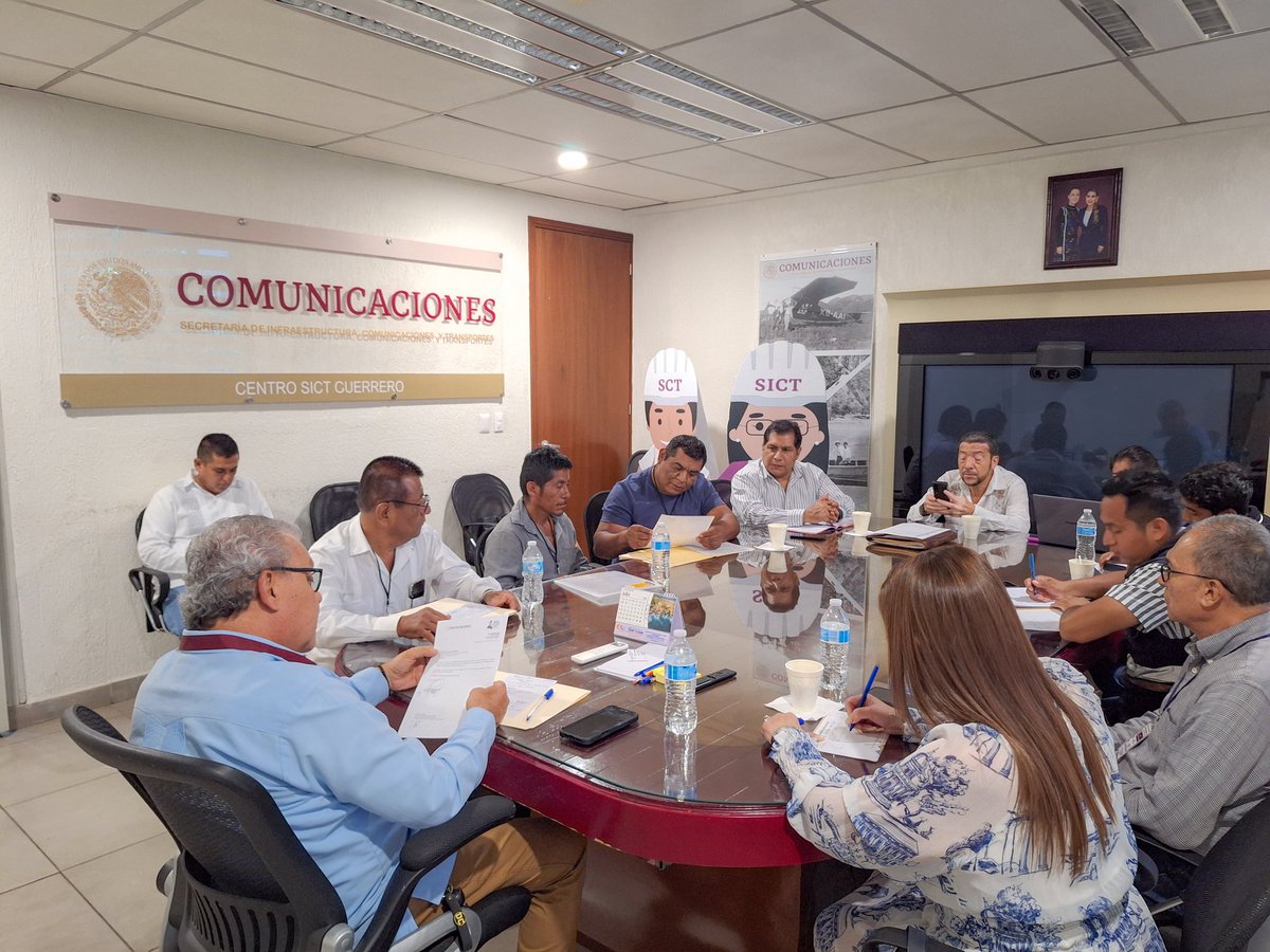 Sostuvimos una productiva reunión con el director del SICT, Ing. Ricardo Alarcón Abarca, junto al presidente de Iliatenco y personal del Ayuntamiento de Juan R. Escudero.
Revisamos proyectos carreteros clave para sus comunidades. ¡Seguimos gestionando desarrollo y conectividad!