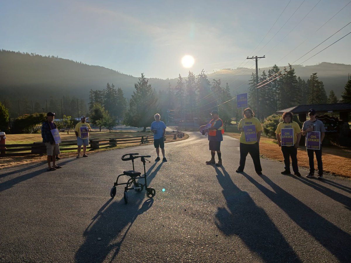 seiulocal2can's tweet image. 📢 STRIKE!! ✊ We started our strike at @albernigolfclub bright and early today!! Numerous members of the club have canceled tee times and stood shoulder to shoulder with us. Come walk the line and show your support as we STAND UP to win a first contract! #golfbc