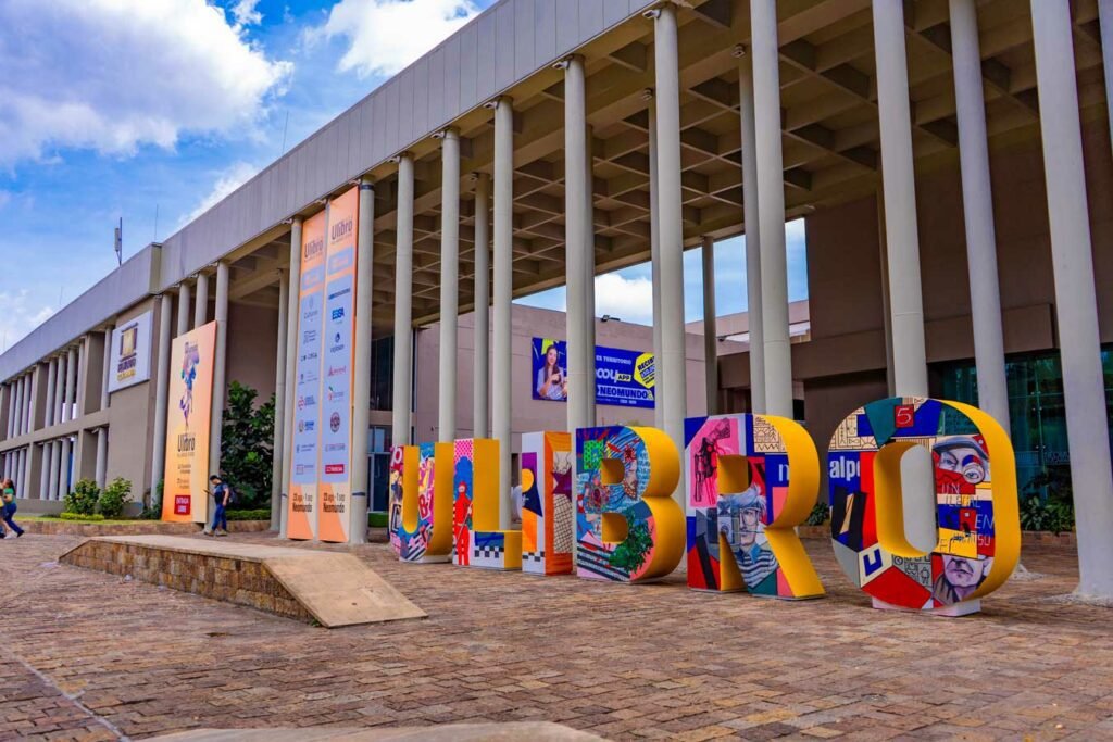 PlataformaUPB's tweet image. Organizada por la Universidad Autónoma de Bucaramanga @unab_online, #Ulibro es un encuentro cultural que promueve la literatura, el arte y la creatividad. En su 23ª edición, espera reunir a miles de amantes de los libros en el Centro de Convenciones #Neomundo.