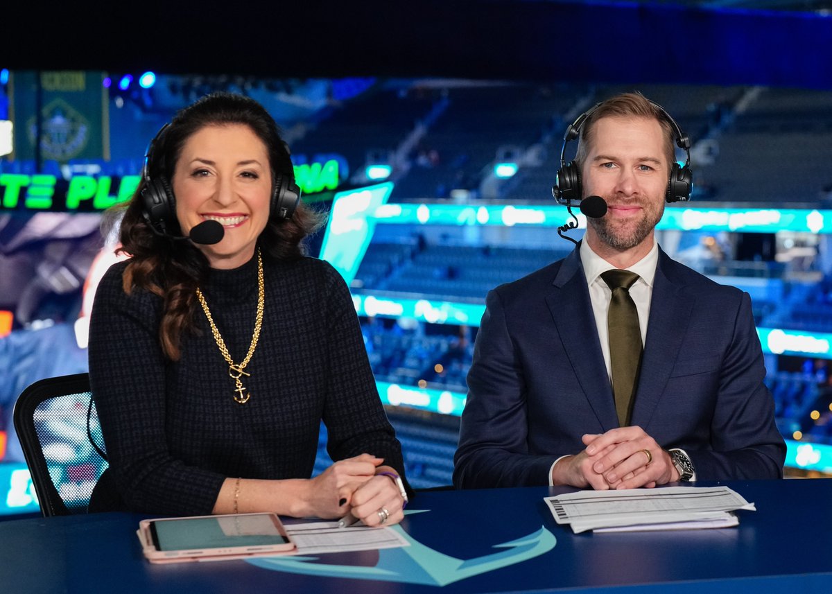 SeattleKraken's tweet image. THAT'S KRAKEN HOCKEY NETWORK, BABY! 🎙️
We're so proud of our incredible Kraken Hockey Network colleagues, who were voted second in @TheAthletic's annual broadcast rankings for the second year running → bit.ly/NHLBroadcast25