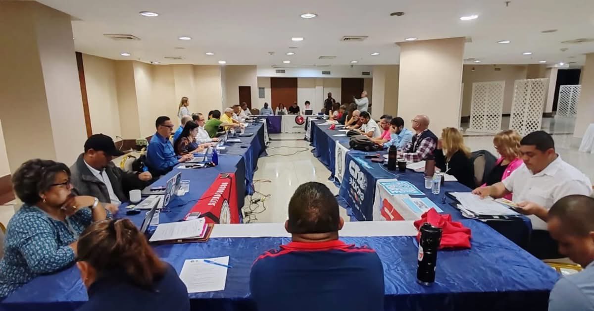 📍Desde Panamá | La CSA, con apoyo de la DGB, realiza el Encuentro Regional sobre Cadenas Globales de Producción.

🌍 Participan sindicatos de Argentina, Brasil, Costa Rica, Honduras, R. Dominicana y Panamá.

🍌 Foco especial en la cadena del banano, hoy bajo ataque antisindical
