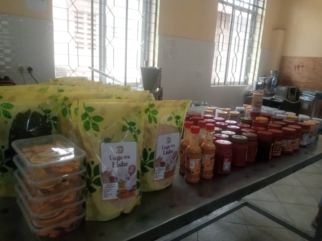 Mafunzo ya usindikaji wa chakula yamefanyika SIDO Mwanza tarehe  23 - 27/06/2025. Mafunzo yamefanyika SIDO Mwanza na kuhudhuriwa na washiriki 30 wanawake 24 na wanaume 6.
Kwa maelezo zaidi tafadhali wasiliana na Bw. Maporo Maneno +255715957892, Ofisa Muendeleza Biashara SIDO.
