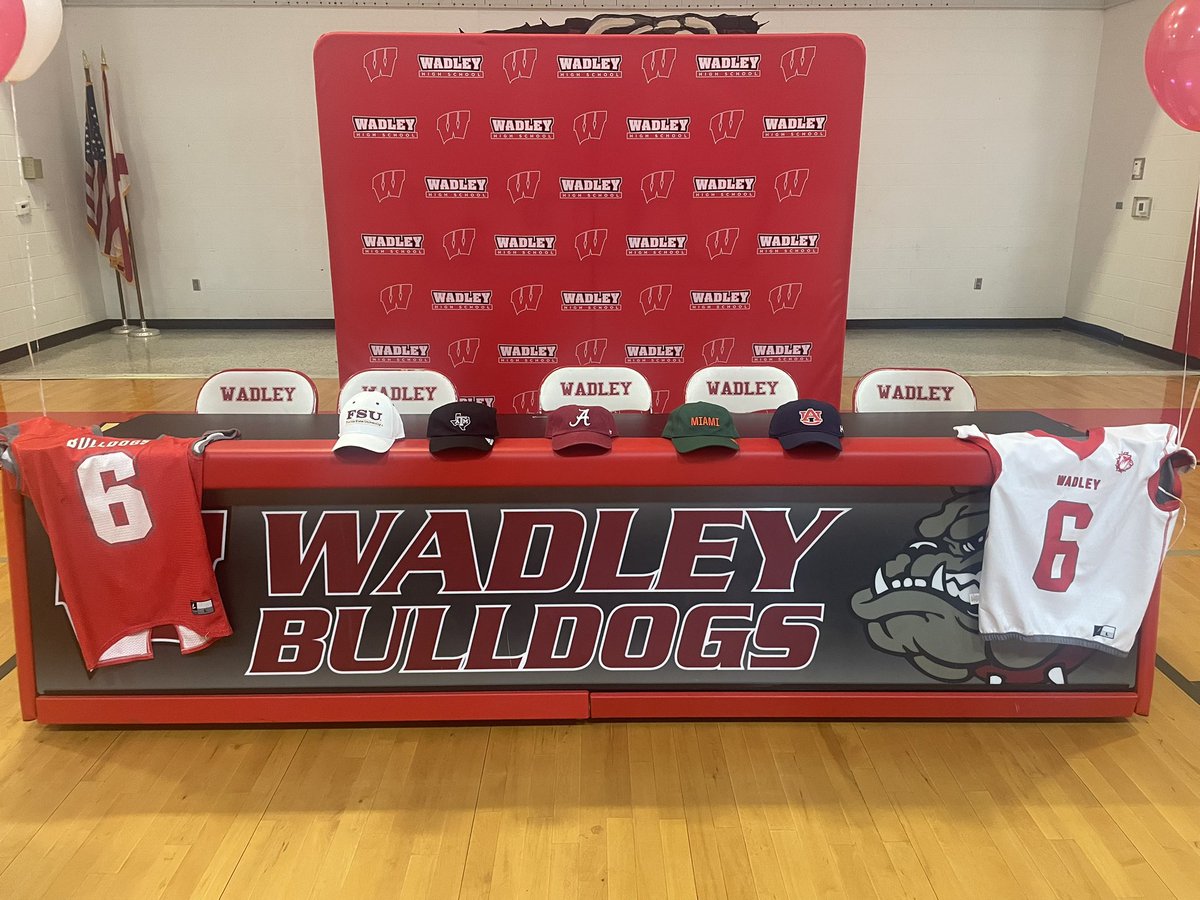 peter_rauterkus's tweet image. Hats on the table here at Wadley High School as 4-star LB Jaquez Wilkes is set to make his decision at 4
Finalists are Auburn, Texas A&M, Alabama, Florida State and Miami