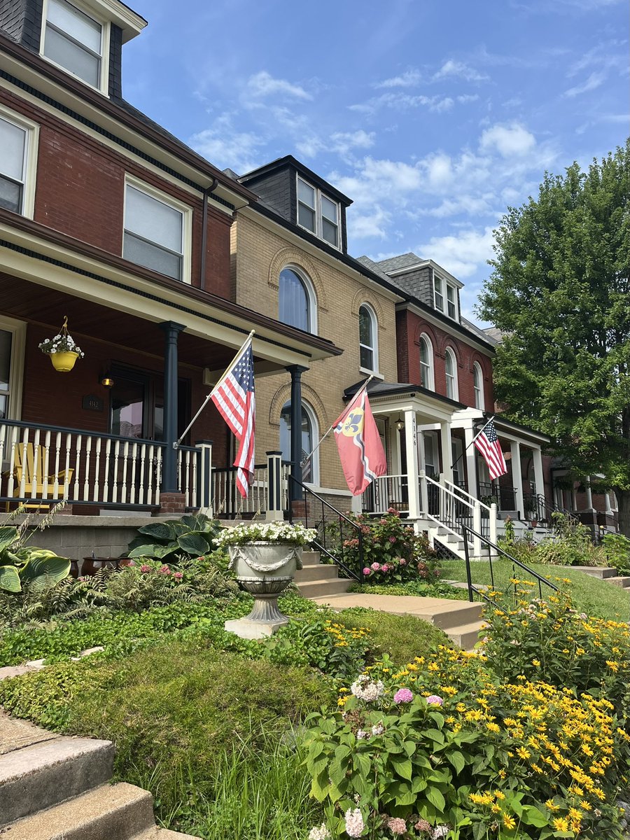 zyudhishthu's tweet image. Surely, Chicago is the city that most widely flies its own city flag
I think St. Louis might be the second-most that I’ve ever seen