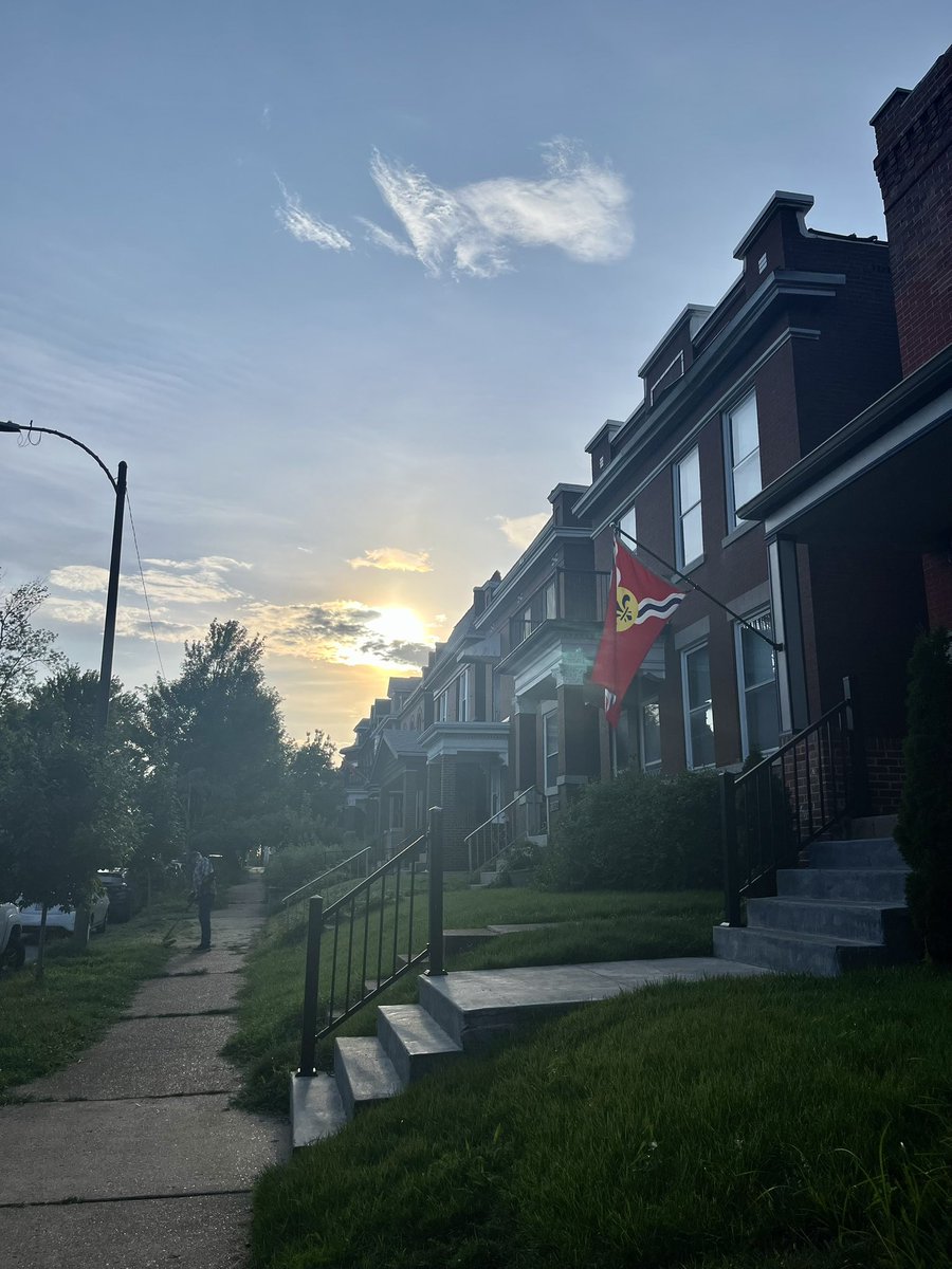 zyudhishthu's tweet image. Surely, Chicago is the city that most widely flies its own city flag
I think St. Louis might be the second-most that I’ve ever seen